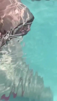 Artemisia adore exhiber ses gros seins parfaits sous l’eau et fumer une cigarette