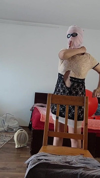 Soție sexy cu pizdă păroasă dansează goală.