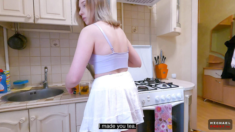 Michael Frost Pro: 继妹让继兄射在她嘴里