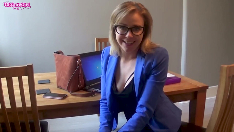 UKCuteGirl Lucy Lauren: Pelacur kantor menggoda bosnya untuk kenaikan gaji - godaan kontol nggak...