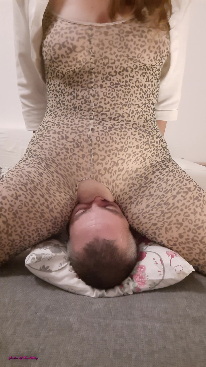 goddess82: Quédate debajo de mi coño de leopardo!