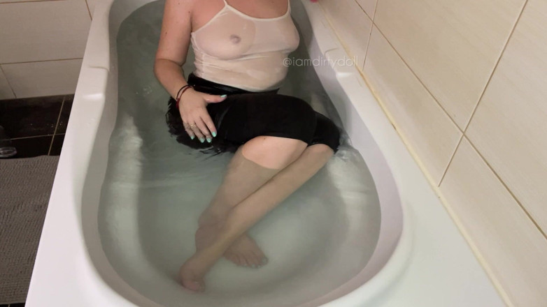 iamdirtydoll: Farting in Bathtub with Clothes on!