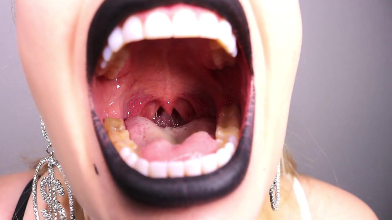 Goddess Misha Goldy: Gigante engolindo seus escravos encolhidos em Frente dos Olhos de...