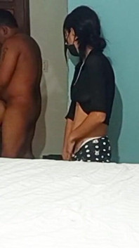 La mia sorellastra magra mi guarda scopare la mia matrigna milf
