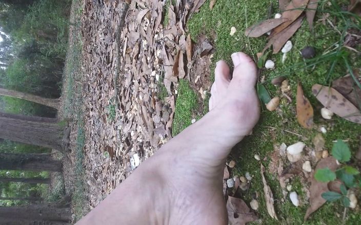 Legsistance: Solo io e i miei piedi fuori nel cortile e...