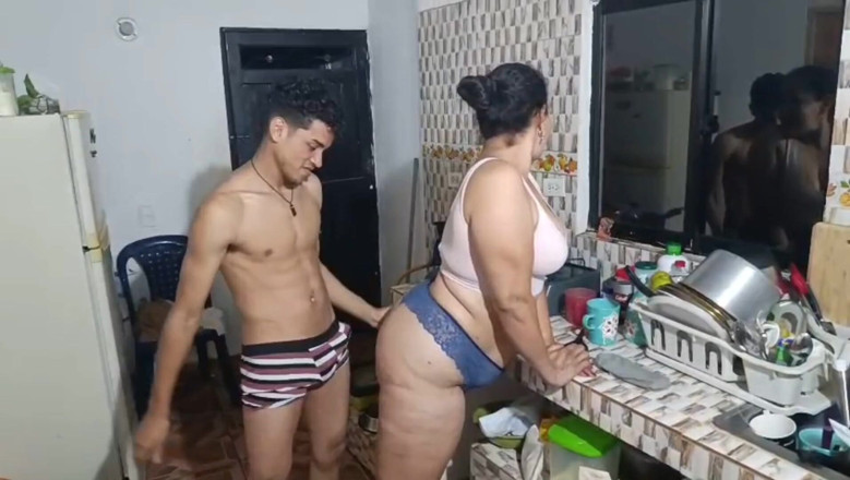 Jovencandelita: Saya mengongkek pantat isteri abang tiri saya, dia mempunyai pantat...
