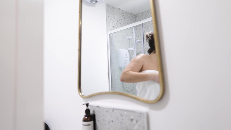 Countess diamond: Spolubydlící Submisivní - Sleduje mě ve sprše