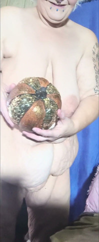 Quitándose el disfraz de Halloween, él folla que pronto tendrá jugoso coño mojado