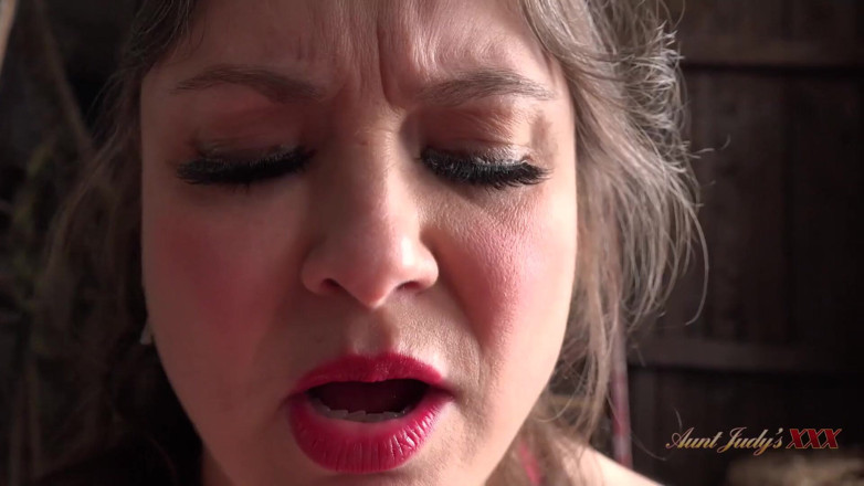 Aunt Judy's XXX: TetaJudysXXX - Šukání milf macechy Aurory ve stodole (POV)