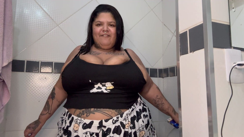 Mary Jhuana: Naughty BBW Smoking and Peeing in the Bathroom