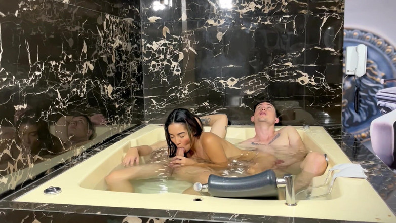 Allison Sweet: Twee Pikken Neuken Me in De Jacuzzi, Totdat Ze Klaarkomen...