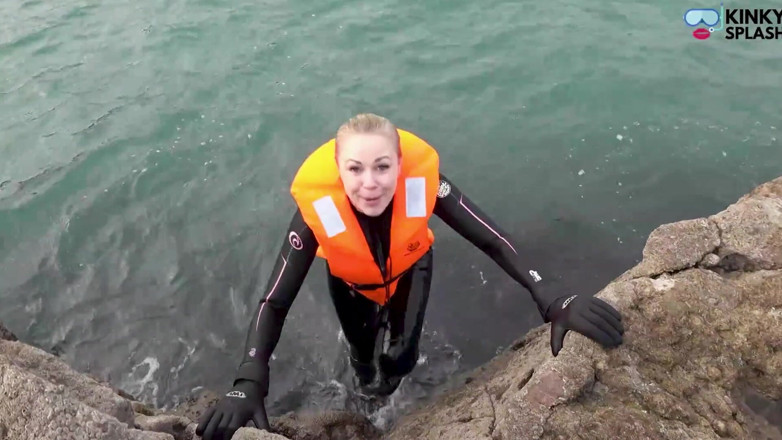UKCuteGirl Lucy Lauren: Wetsuit e lifejackets lucy's confronto con il congelamento