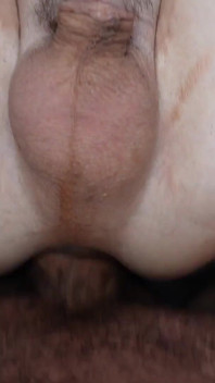 La piccola trans bionda claire gemini succhia un cazzo enorme e si prende la sborra in bocca