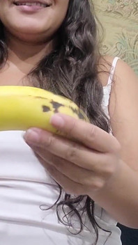 Eu Enfio a Banana Na Minha Buceta Quente