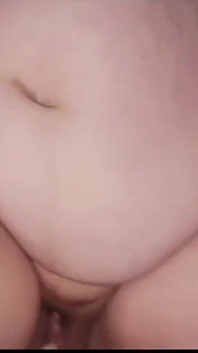 妊娠中のふしだらな女の妻は、友人のコックに潮吹きするだけをからかうことになっていたが、彼女はそれをすべてcreampiedしたかった