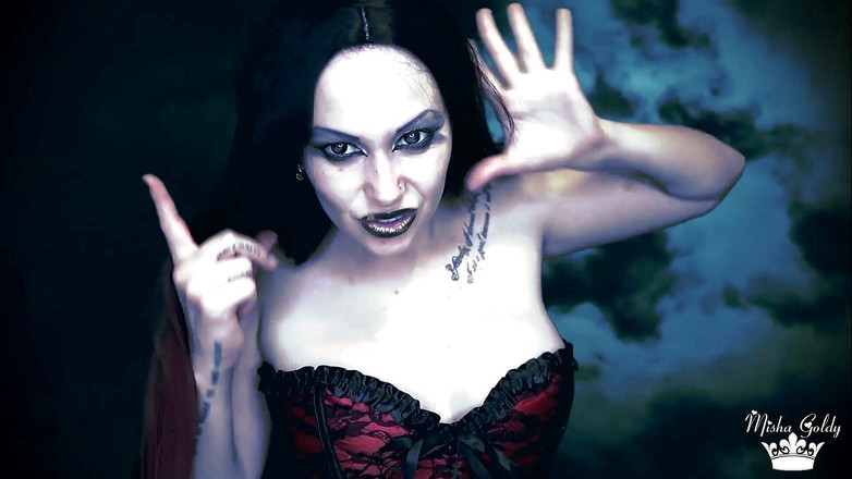 Goddess Misha Goldy: 残酷なバンシーは、あなたが口の中で射精した後、何度もあなたを食べては蘇らせる