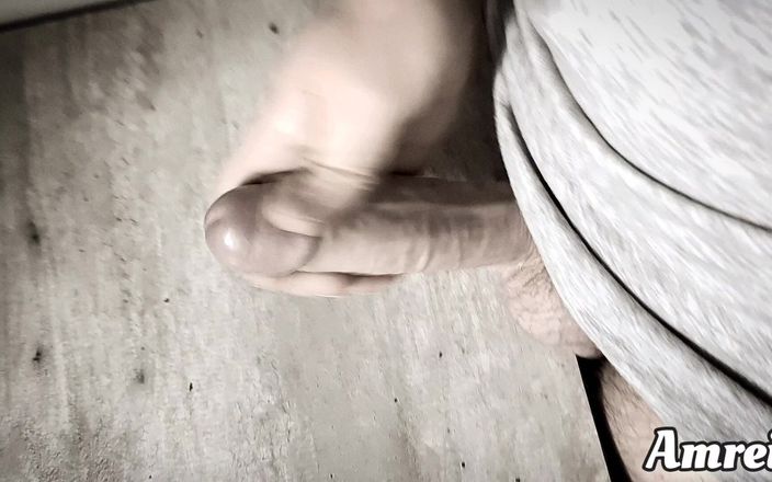 Amreis: Masturbação espontânea e gozando em cima da mesa