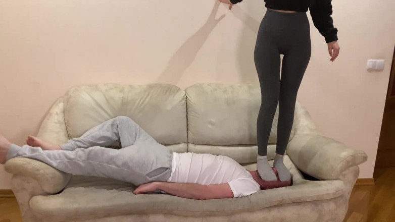 Petite Princesses Femdom: 残酷なキラ夫人による本格的な頭部の潰し、ジャンプ、踏みつけ、そして全身の重りの顔が靴下を履いて立っている