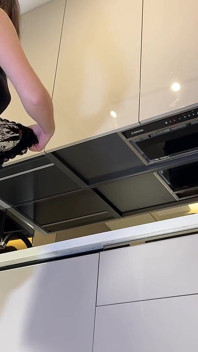 Soție brunetă sexy și excitată în ciorapi negri cu plasă își ia chiloții din dantelă la Flash pizdă și cur