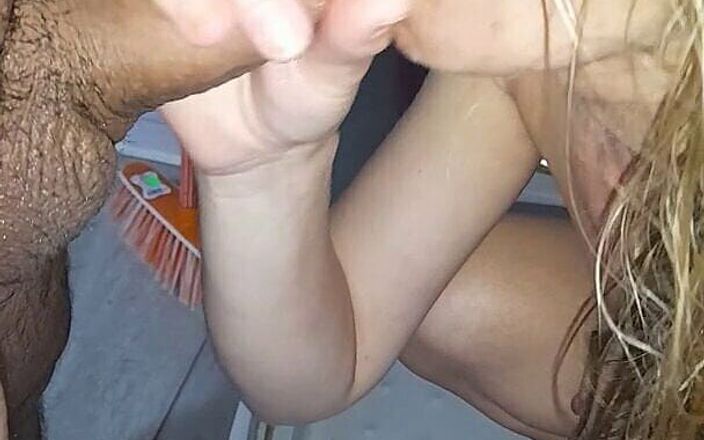 Audrey: Sperma-dusche auf dünnes amateur-teen nach dem spielen mit ihrer muschi -...