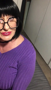Грудаста мамка Andreina! Підійди ближче до моїх ніг