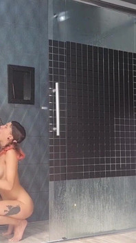 Memancut mani dalam tab mandi dan mandi...