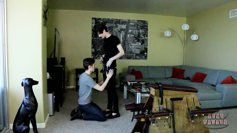 Bare Twinks: Nico подписывает его задницу прочь