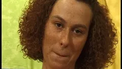 Petra en riant avec un gode