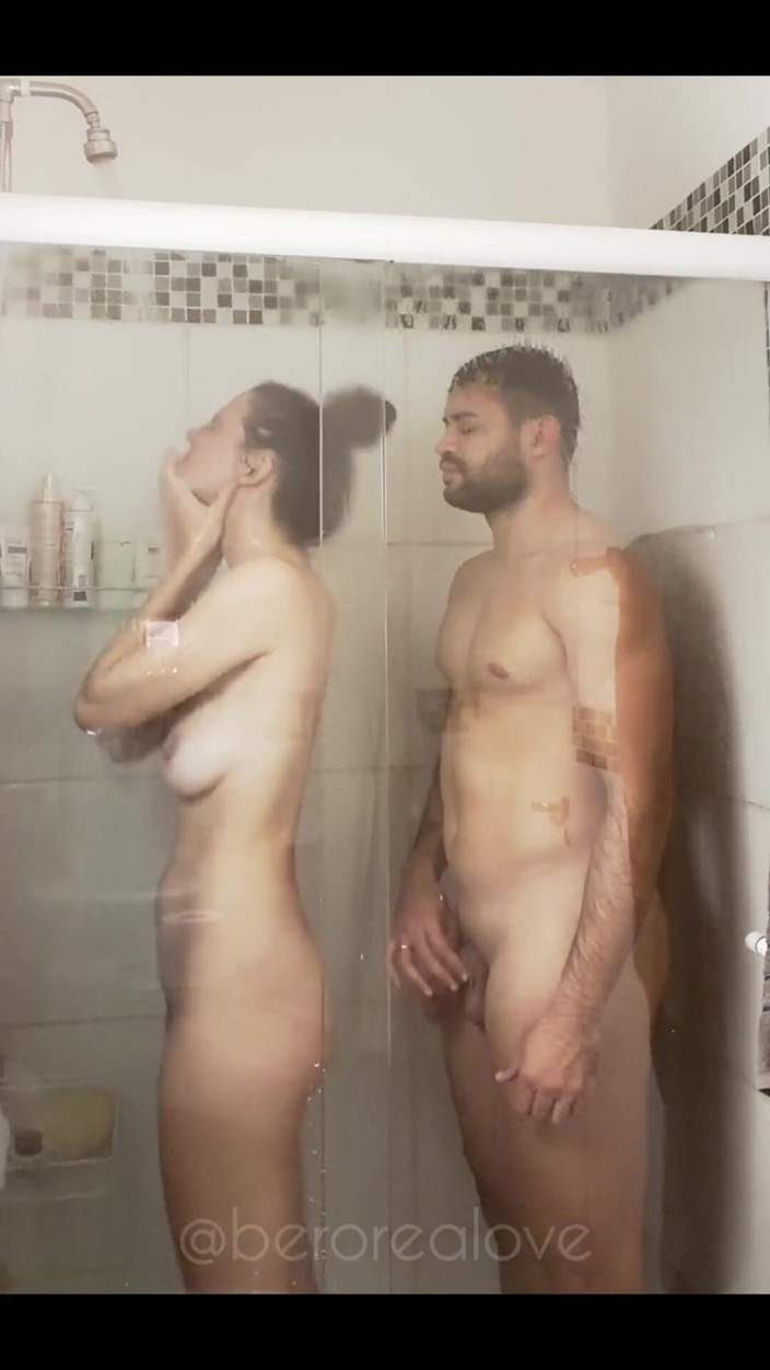 berorealove: Ducharse juntos siempre ha sido una deliciosa excusa para acercarse...