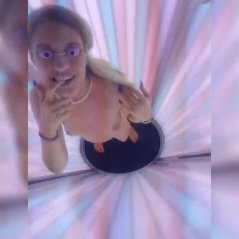 Erotic Tanya: Шаловливая тинка в солярии