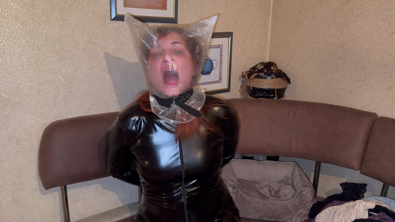 Elena917: Plastik torba, lateks ve kelepçelerle konuşuyor