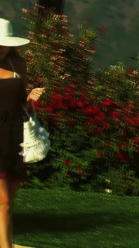 Eva Angelina bị đụ vào cổ họng và nện mạnh ngoài trời