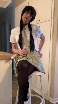 Trans Ria Bentley juega su culo y da instrucciones de paja en uniforme escolar