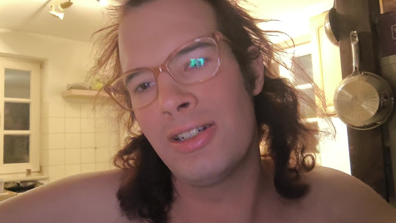 JanineLang: Я виносив сміття голяка (сусід мене взяв)