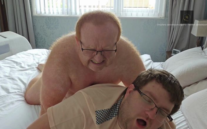 Daddysmudge: Tati îl fute pe băiat pe pat