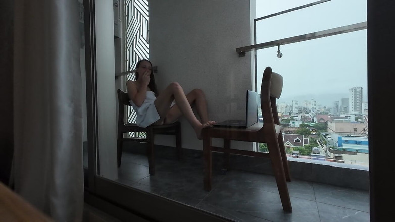 ScottishSweetie: Aku lagi asik fingering memekku di balkon rumahku!