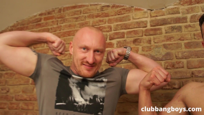 Club Bang Boys: Üç çıplak oğlan kol sallamada kel bir adama kaybediyor