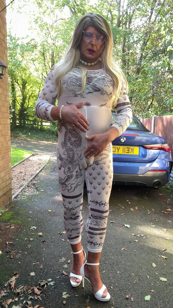 Kellycd2022: 穿着性感的白色连裤和高跟鞋的性感 Crossdresser Kellycd2022