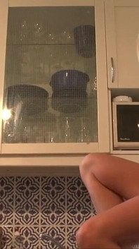 Mladý instalatér šuká v kuchyni Krásná blondýnka s malými kozami