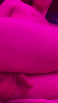 Lelaki pondan berambut merah Ashen bermain dengan dildo