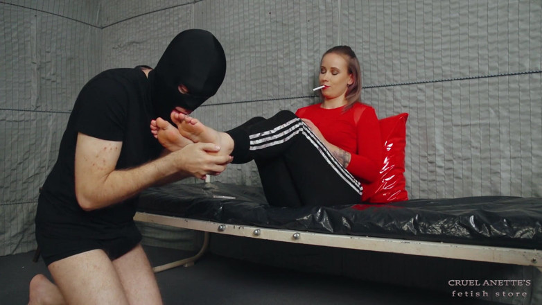 Cruel Anettes fetish world: Smoking licking