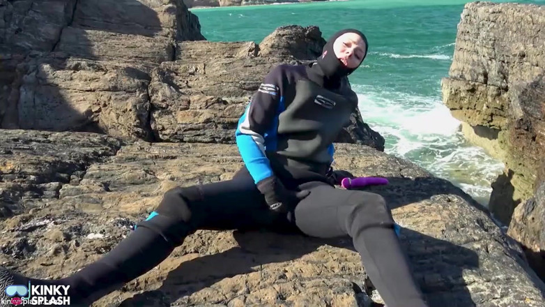 UKCuteGirl Lucy Lauren: Triple Wetsuit Layer tôn sùng máy rung xuất tinh trong...
