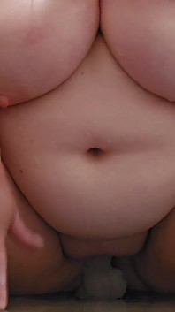 BBW reitet dildo in der dusche und wird nass