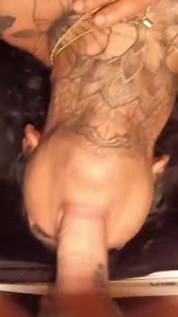 Dövmeli orta yaşlı seksi kadın otostopçu yabancıyı gırtlağına kadar alıyor ve ham anal seks yapıyor
