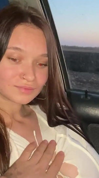 Přítelkyně mého nejlepšího přítele sála mého ptáka v autě za pouhých 10 dolarů. Jaká děvka.