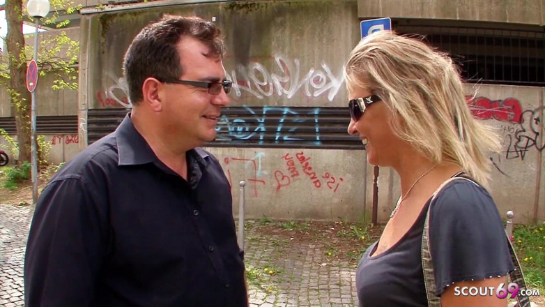 Full porn collection: Mężczyzna rozmawia z dziwną kobietą na ulicy i idzie do...