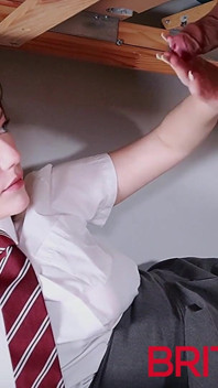 Britische 18-jährige in college-uniform lässt einen typen am melktisch kommen