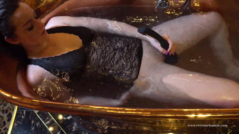 Vivienne l'Amour: Vivienne l'amour - bakır banyo vibratör mastürbasyonu
