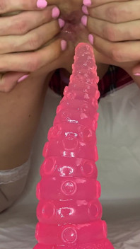 Femboy fickt in Chastity Cage mit dildo arsch