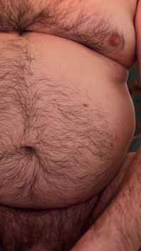 Mann zeigt haarigen bauch und streichelt seinen fetten schwanz
